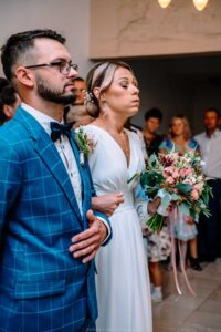 Para młoda podczas ceremonii ślubu cywilnego w Urzędzie Stanu Cywilnego w Rybniku.