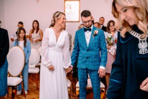 Para młoda podczas ceremonii ślubu cywilnego w Urzędzie Stanu Cywilnego w Rybniku.