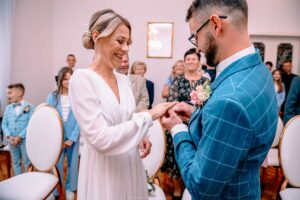 Para młoda podczas ceremonii ślubu cywilnego w Urzędzie Stanu Cywilnego w Rybniku.
