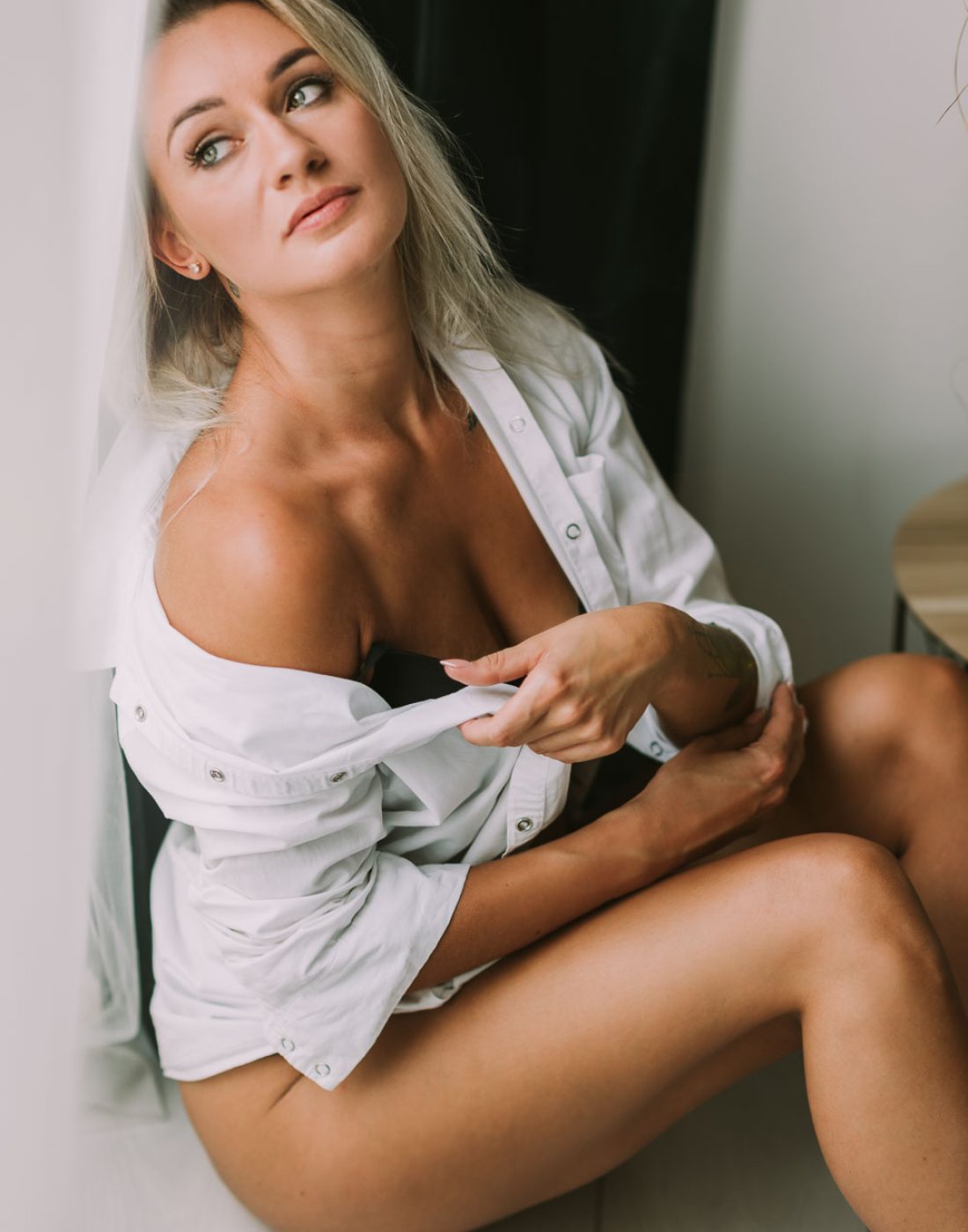 Portret kobiety w jej mieszkaniu, Rybnik, Śląsk.
