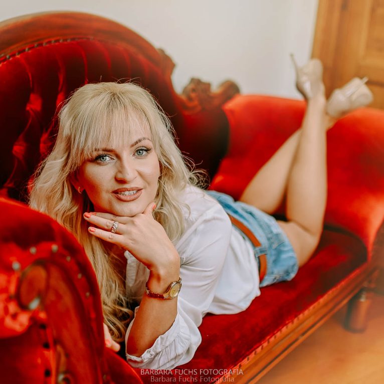 Portret kobiety w jej mieszkaniu, Rybnik, Śląsk.