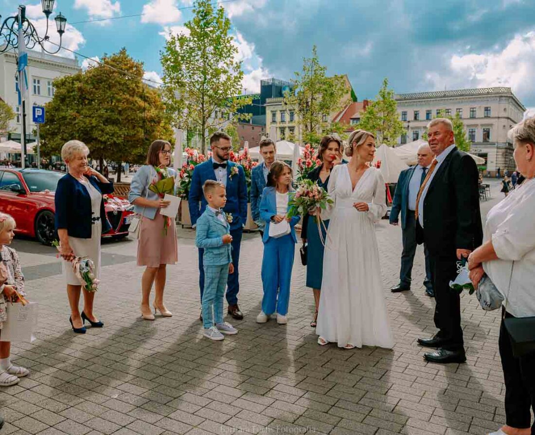 Para młoda podczas ceremonii ślubu cywilnego w Urzędzie Stanu Cywilnego w Rybniku.